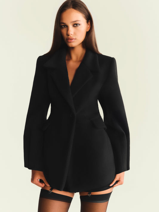 Чорне силуетне пальто