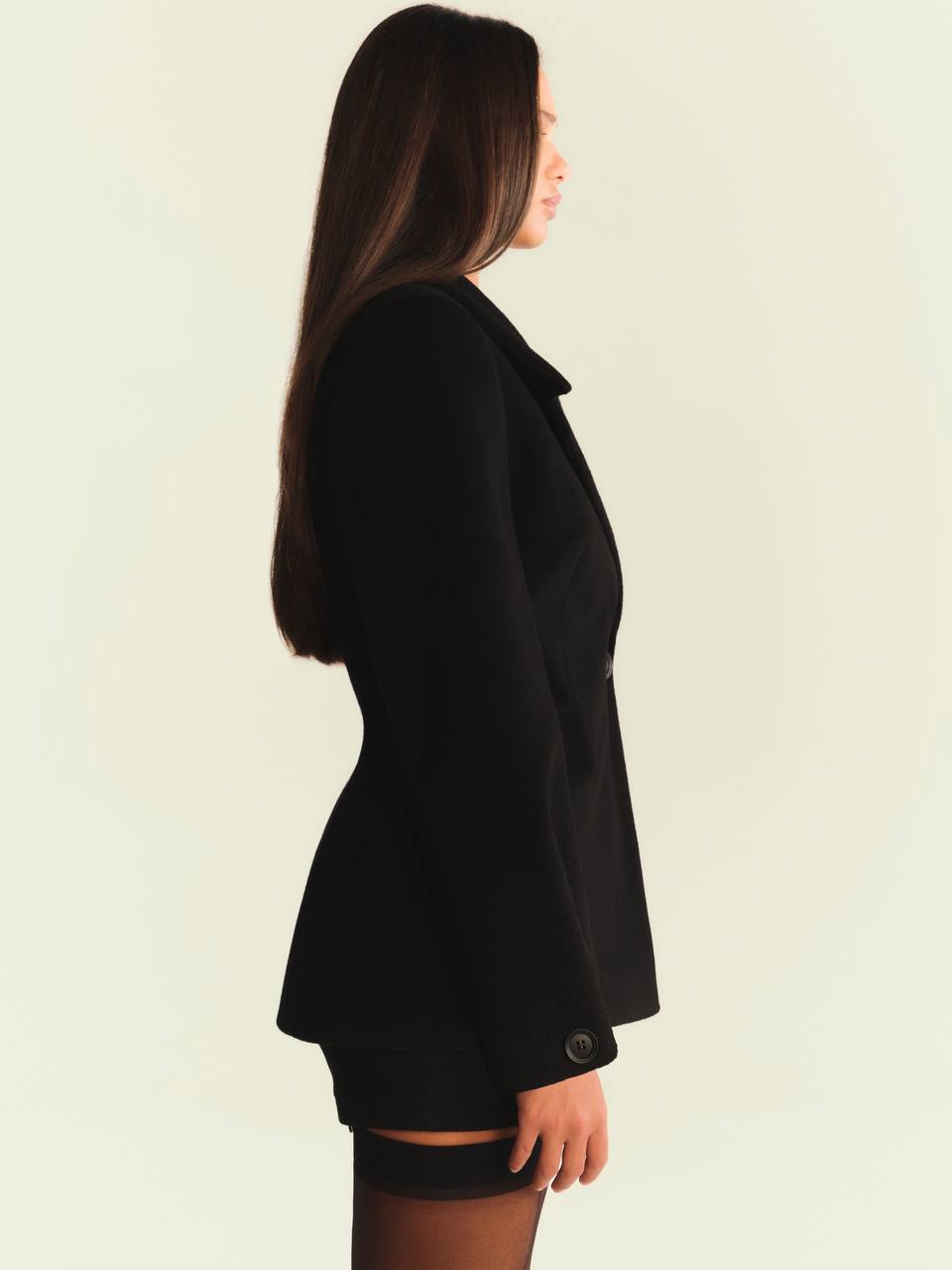 Чорне силуетне пальто